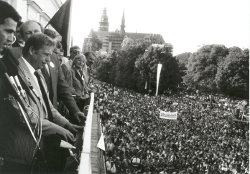 NOVEMBER 1989 - O�ami slovensk�ch dokumentaristov