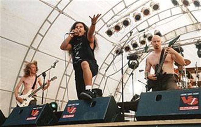 Z festivalu Brutal Assault 2002